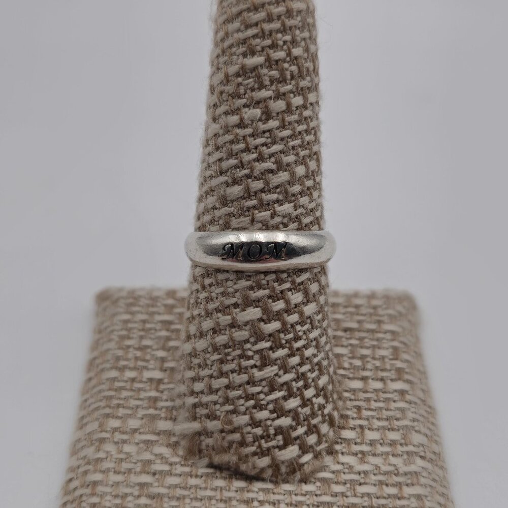 Size 8 Sterling Silver Mom Word Band Ring A3356